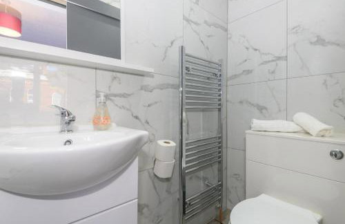 Suite in Leeds Shared Kitchen Parking2 - Pass the Keys - Photo 11