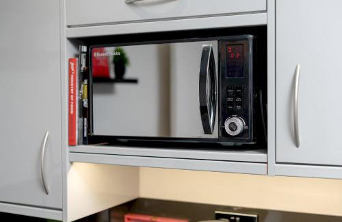 Stylish 2-Bed Flat with Balcony Near Haymarket - Pass the Keys - Foto 17