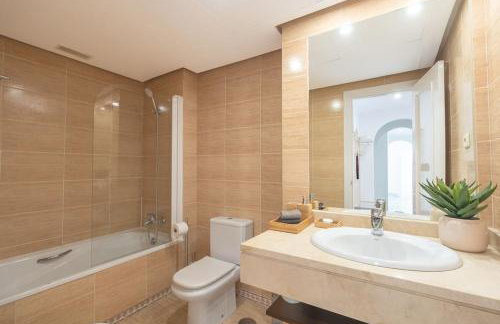 Luxury 3BR Puerto Banus, Pool, Garden, Walk to Marina & Beach - Photo 14