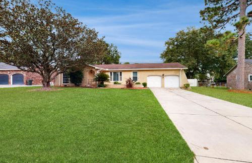 Bring Your Pup! Goose Creek Home with Private Pool - Foto 1