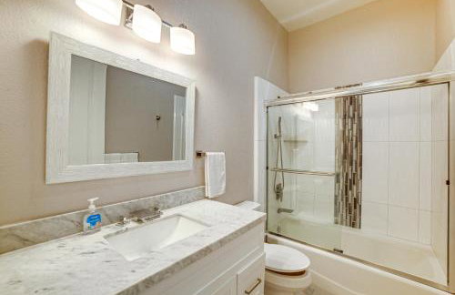 Expansive Riverside Mansion! Luxe, Family Friendly - Foto 35