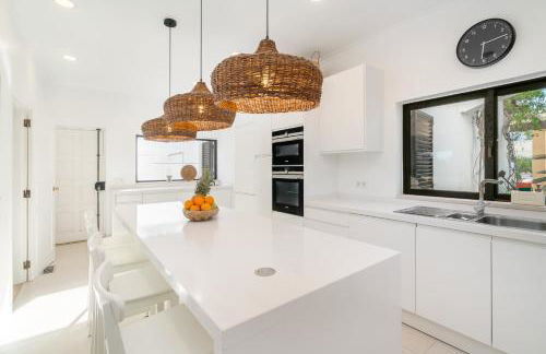 Luxury Private Family Villa with Pool AC & Parking - Foto 15