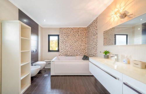 GuestReady - Charming family retreat with pool - Photo 7