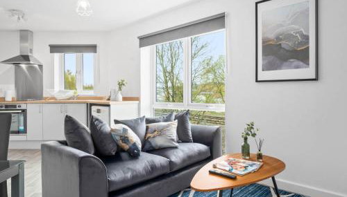 2 Bed Apartment - Sleeps 3 - Parking - Cradley Heath 54C - Foto 3