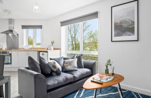 2 Bed Apartment - Sleeps 3 - Parking - Cradley Heath 54C - Foto 3