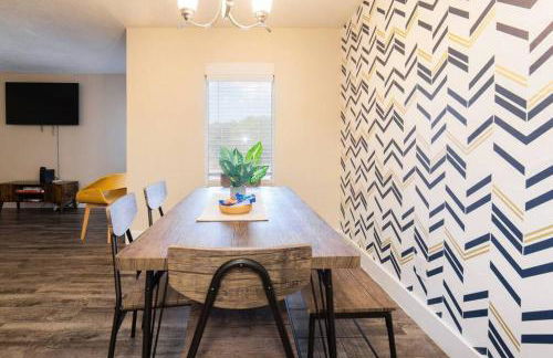 Walk to ATT-Free Parking-Min to attractions-Modern - Photo 4