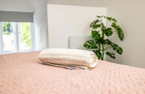 Modern 2-Bed Apartment - Near Train and Town - Parking Available - Foto 42