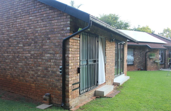 Chic & Serene 1-Bed Haven in Roodepoort - Photo 43