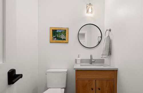 New & Modern Townhouse Close to Skiing, Brand New Hot Tub - Photo 30