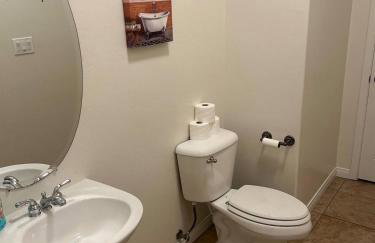 Spacious 4BR 3BA Home KING Suite Pool Sleeps 8 - Photo 18