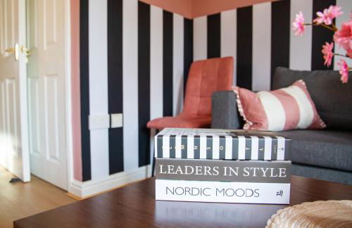 4x Bed Elegant Home with Parking - Photo 32