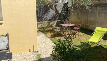 Gîte Lou Sabaï au pied des dentelles de Montmirail, piscine partagée - Photo 3, Garden, sunbed