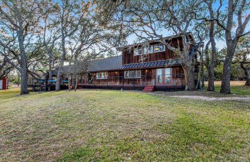 Hill country gem with private pool, deck, firepit, Ping-Pong, foosball, & WiFi - Photo 56