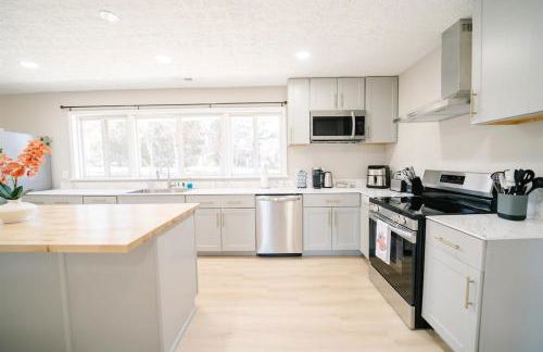 Spacious 5BR 2BA Free Parking Minutes to DC with Foosball - Photo 44