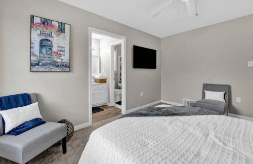 Glamorous 3BR 2BA house w/ large fenced backyard - Foto 39