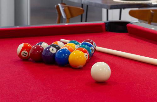 Cherry Suites 2BR Apt w W D Arcade Machine - Foto 16