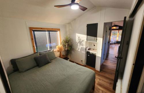 Cozy Covelo Tiny Home - Hot Tub & Oaks - Foto 24