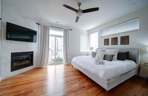 Luxe Townhome Rooftop Hot Tub Parking - Photo 4