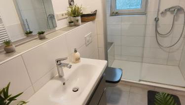 Large Central Apartment - MODERN & Fully Equipped - near fair - Foto 3, towels, Shower