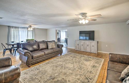 11 Mi to Lake Ouachita Family Cabin with Yard - Foto 1