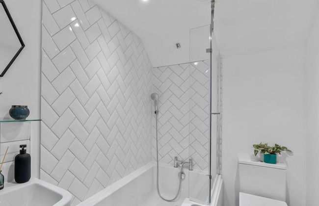 The Penthouse By Pureserviced - Photo 22