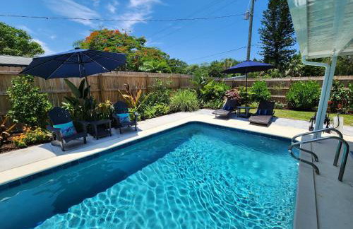 Coastal Vibes! Tropical heated pool home short drive to the beach - Foto 32