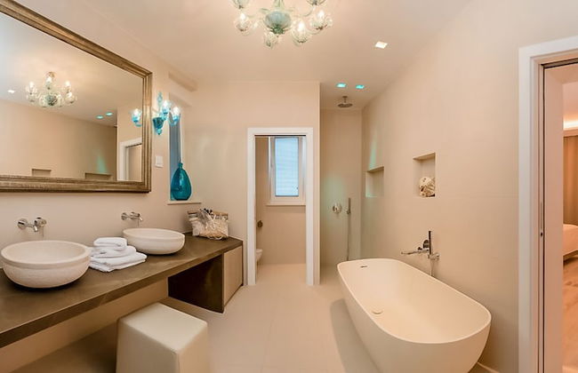 Beachfront Villa Seven Sins with Pool - Foto 21