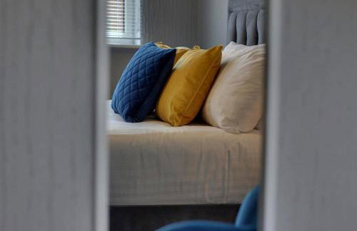 Superb 3 bed house, homely comforts close to supermarkets, with private parking on gated premise - Photo 26