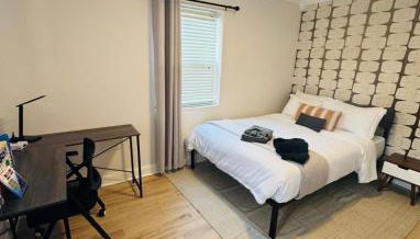 Modern Boho 3BR Duplex Escape with Pool & King Bed Near Beach - Foto 5