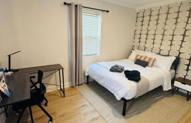 Modern Boho 3BR Duplex Escape with Pool & King Bed Near Beach - Foto 5