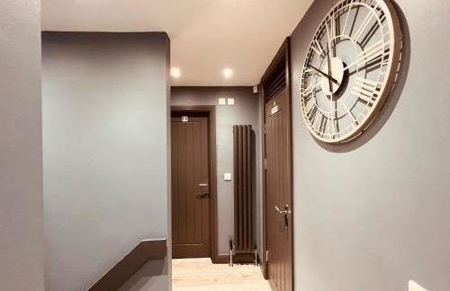 MODERN SUITES -5 Bedroom House- With FREE PARKING Birmingham city - Foto 23
