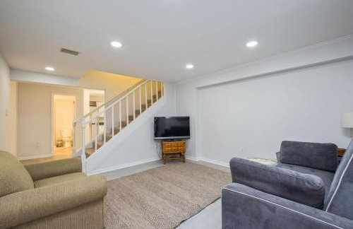 Family and Pet Friendly Retreat with Sauna, Firepit, Pond Views Near Route 151 Wineries - Foto 25