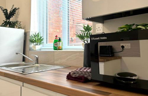 Central 4 Bed Home, FreeParking, 5TVs, Superfast WiFi - Photo 20