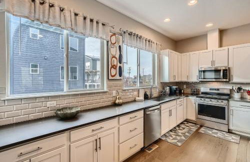 Stylish & Spacious Centrally-Located Home w/Garage - Foto 21