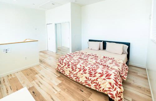Modern 3 Bedroom 3 Level Loft in Hollywood Sleeps 10 Free Gated Parking Full Kitchen - Photo 7