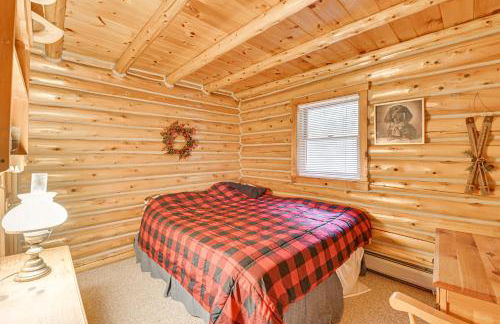 On-Site Pond and Trails Lake Luzerne Cabin - Foto 19