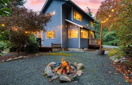 Forest Front Home w Fire Pit Mins to Beaches Wineries Trails Cedarview Retreat by AvantStay - Foto 5
