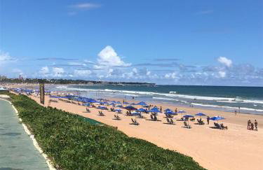 FLAT ENCANTADOR A UM PASSO DA PRAIA - Foto 13