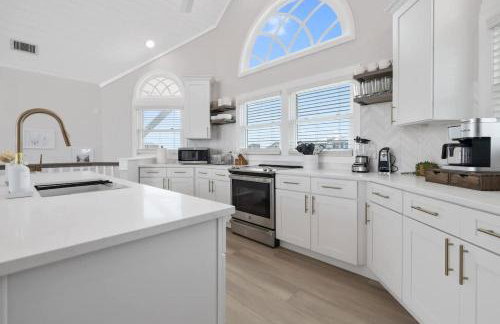 Elegant Updated Oceanfront Home with Pool & Hot Tub - Photo 22