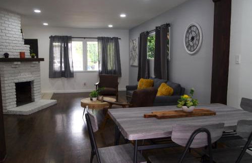 Cozy 3BR Home With Pool, Yard, Garage, and 80 inch TV! - Foto 15