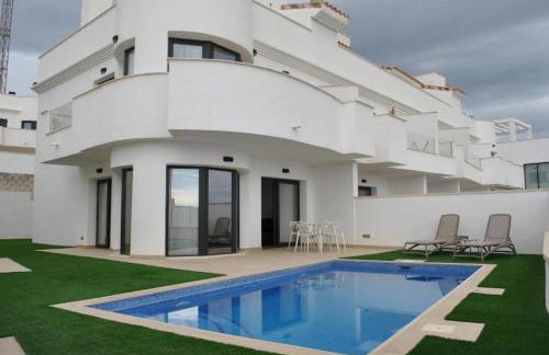 PANORAMISCH modern vakantiehuis in Finestrat bij Benidorm met 3 slaapkamers, gelegen op de 1ste lijn met privézwembad en omheinde privétuin, zicht op zee, de bergen met 'Kilómetro Vertical del Puig Campana' en op de skyline van Benidorm City en Finestrat - Foto 8