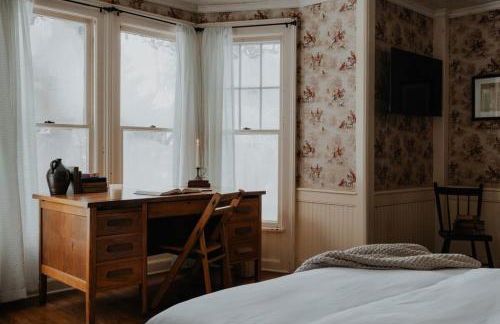 Book Village Inn - Twain Room Queen Bed - Foto 1