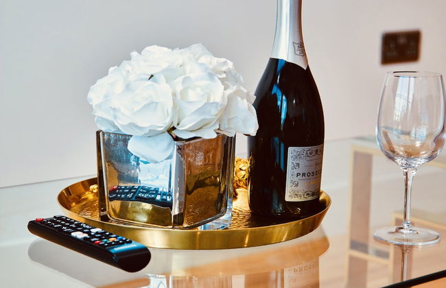 Deluxe City Centre Apt Balcony & View & Free Parking - Photo 15