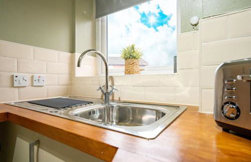 Cozy Waterfront Apartment - Free Parking & Wi-Fi - Photo 13