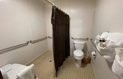 C8, Two bedroom, two bath log-sided, lake view luxury cottage with hot tub - Foto 18