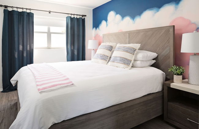 New! Modern King Suite Steps to the Beach! - Foto 4