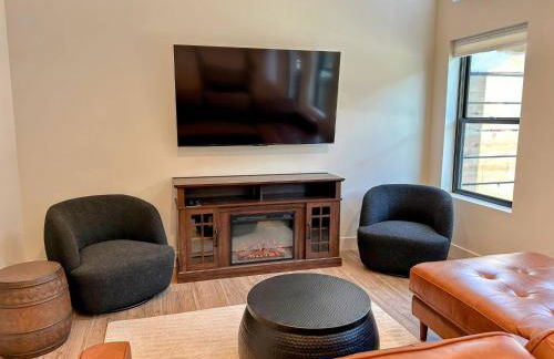 Alpine Escape Luxury Retreat, Hot Tub, Walkable, Mountain Views, 3 King Beds - Foto 15