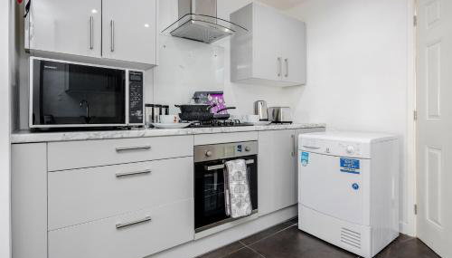 Remaj Serviced Accommodation, sleeps 7 & free parking - Foto 1