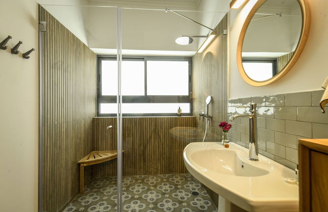 Charming 2BR Apt w a Breathtaking Patio - Foto 28