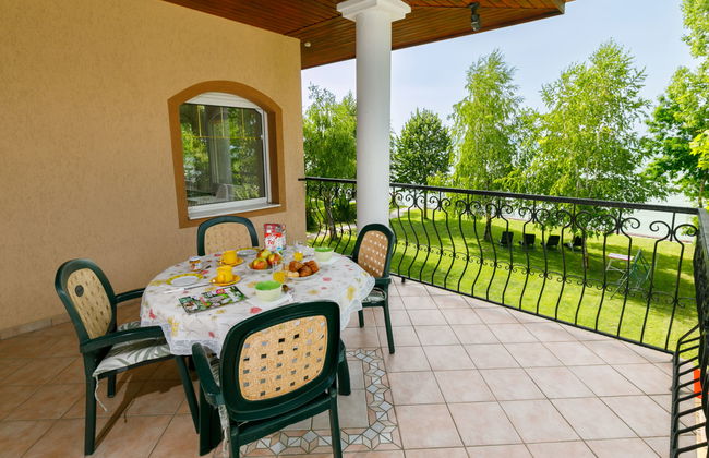 2 bedroom Apartment in Balatonlelle with garden and terrace - Photo 4